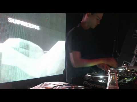 Supreems @ Fenix, Renault Garage, Antwerpen (15-11-2013)
