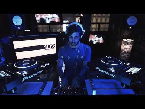 Johnny May en el MODULO-102