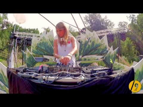 MAYA COX ● BAREFOOT /SLASH9.tv