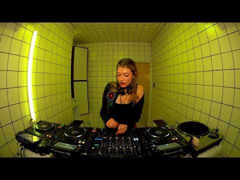 1-800 GIRLS & Friends - Alexis | HÖR - Feb 11 / 2023