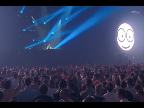 Le Sam Mix avec Adrien Toma aux platines en direct de la scène de Fun Radio Ibiza Experience