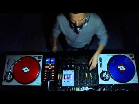 Victor Menaya (Zulo Room)